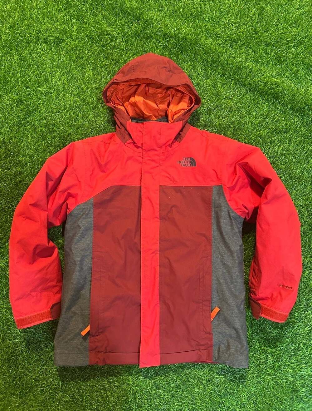 The North Face Boys Dryvent Triclimate Jacket Red Size S 7/8